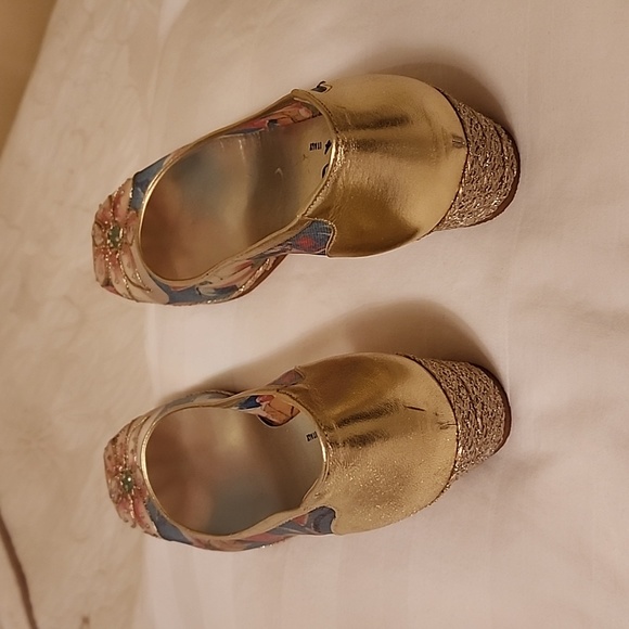 Shoes - Picture 5 of 8